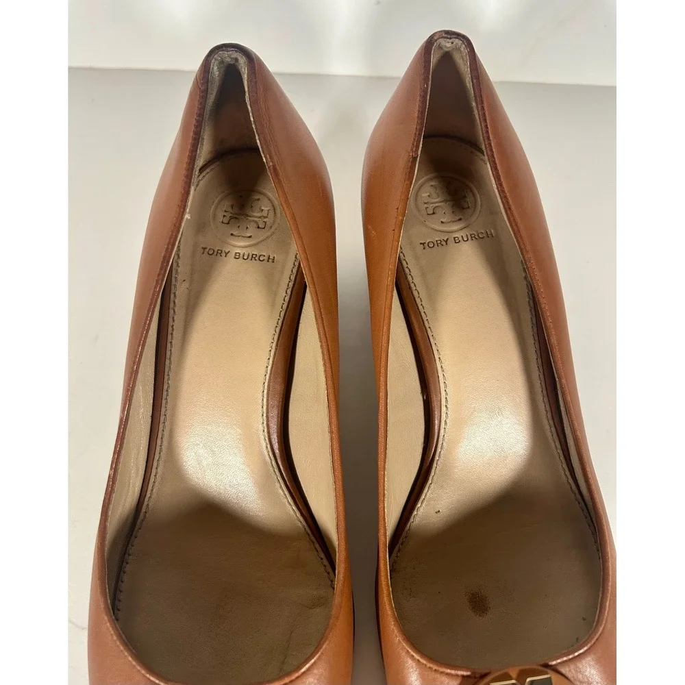 Tory Burch Claire Tan Leather Block Heel Logo Medallion Pumps 8.5M